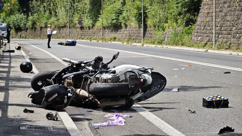 Le moto e lo scooter accartocciati in strada Costiera (Lasorte)