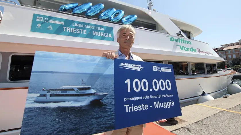 Il vincitore del premio per il traguardo dei 100mila passeggeri sulla Trieste-Muggia (Lasorte)