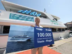 Il vincitore del premio per il traguardo dei 100mila passeggeri sulla Trieste-Muggia (Lasorte)