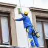 Operai acrobati al lavoro su un facciata di un palazzo a Milano, 1 dicembre 2021.