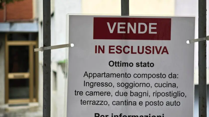 Un cartello di vendita (Lasorte)