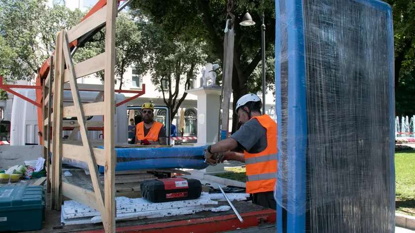 I lavori per l'installazione del nuovo totem a Monfalcone