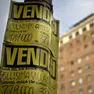 Un cartello vendesi in una foto di repertorio