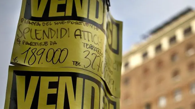 Un cartello vendesi in una foto di repertorio