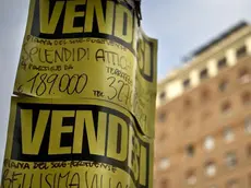 Un cartello vendesi in una foto di repertorio