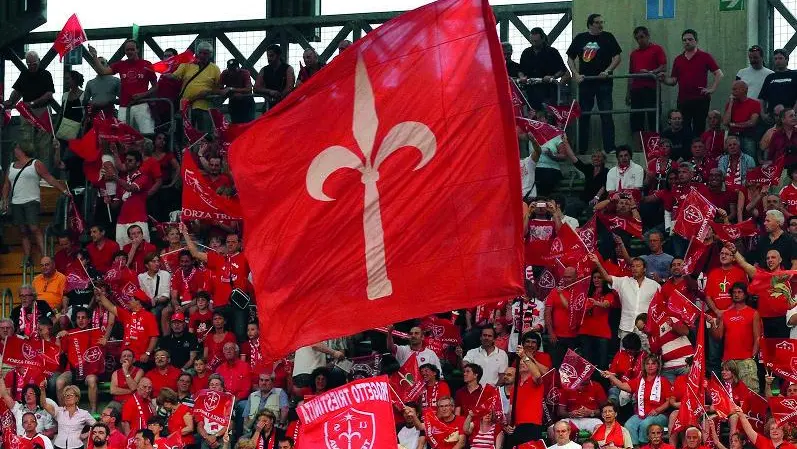 La bandiera con l’alabarda, simbolo di Trieste e della Triestina, svetta nella Curva Furlan