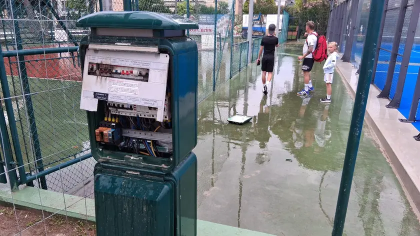 I danni ai campi di padel della Git causati dal fulmine