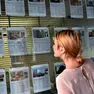 La vetrina di una agenzia immobiliare con i classici annunci di compravendita e locazione
