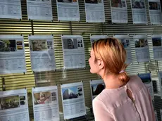 La vetrina di una agenzia immobiliare con i classici annunci di compravendita e locazione