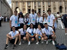 Marta Longo, Giovanni Di Sopra (primo a sinistra in piedi) e Virgilio Bordon (primo a sinistra in basso) con altri volontari