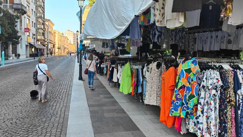 Alcune istantanee del mercato degli ambulanti che si svolge al giovedì in centro a Gorizia