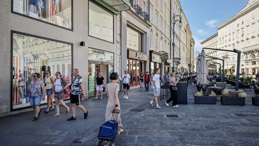 Uno scorcio di piazza della Borsa, con i fori commerciali del centro storico foto Lasorte