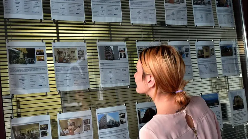 Annunci immobiliari in una foto di repertorio