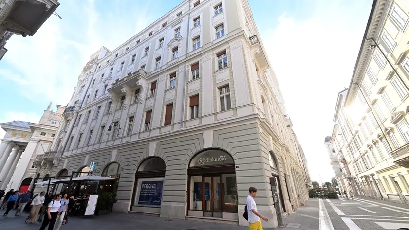 Palazzo Dreher ripreso da via Cassa di Risparmio foto Bruni