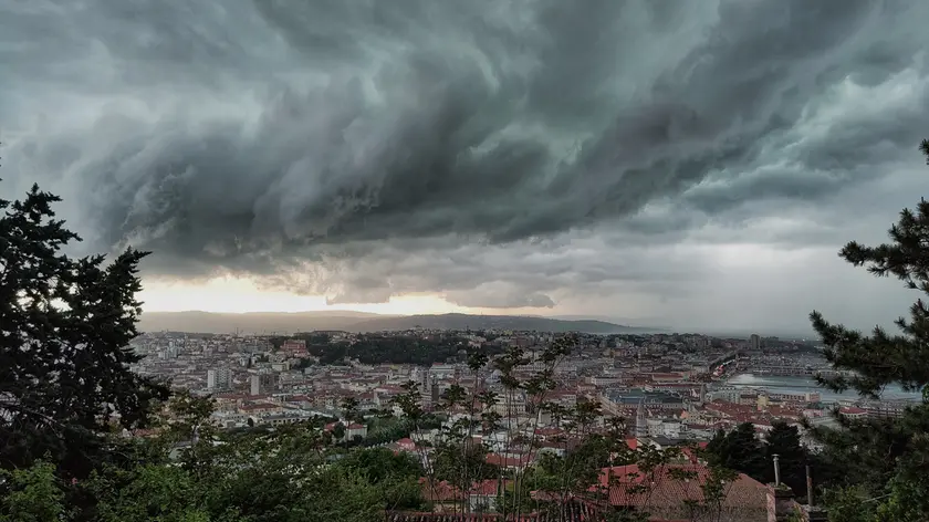 Il cielo gonfio di pioggia sopra Trieste (Foto Lasorte)