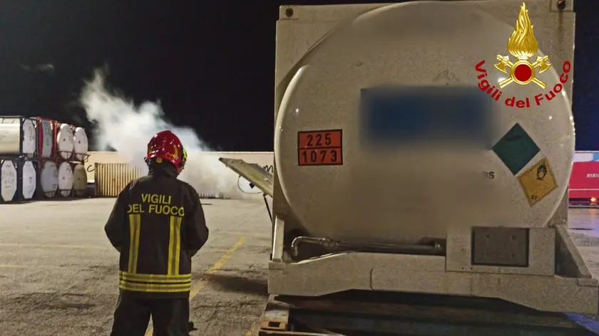 L'intervento dei vigili del fuoco in Porto Nuovo