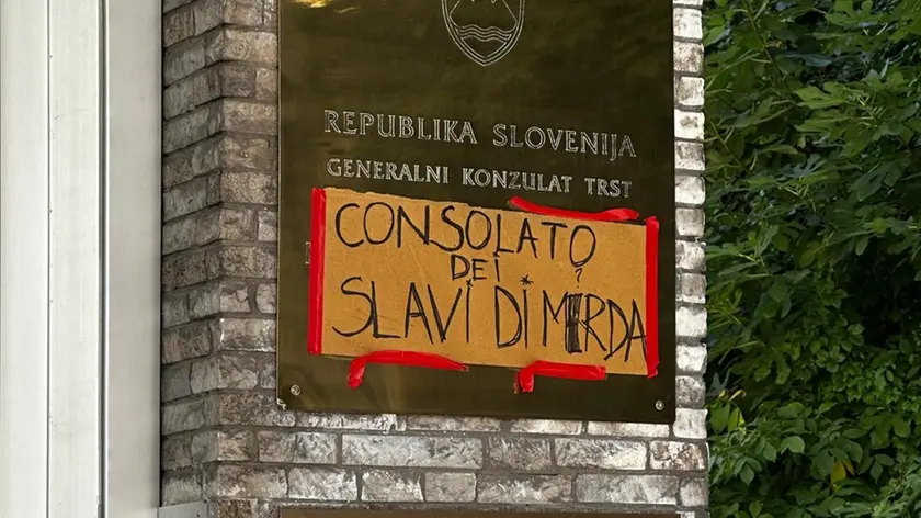 Il cartello apparso fuori dal consolato