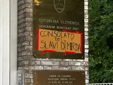 Il cartello apparso fuori dal consolato