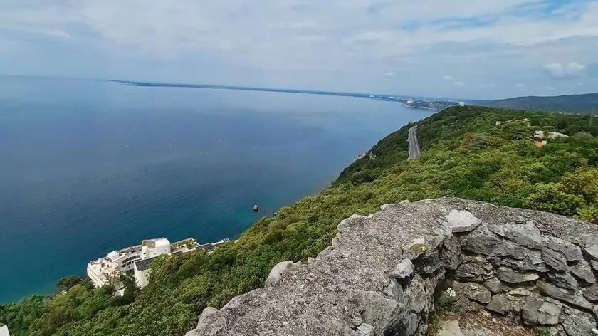 La vedetta Weiss e la vista dall’alto sulla costiera e sul golfo
