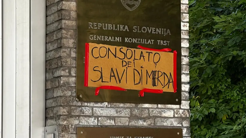 Il cartallo apparso sul Consolato sloveno e poi subito rimosso