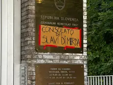 Il cartallo apparso sul Consolato sloveno e poi subito rimosso