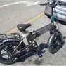 La bici elettrica modificata e un'auto della Polizia locale