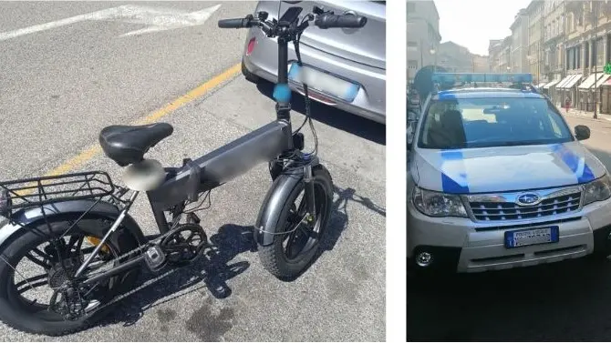 La bici elettrica modificata e un'auto della Polizia locale