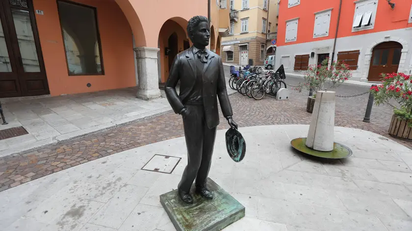 L'iconica statua dedicata al filosofo goriziano Carlo Michelstaedter