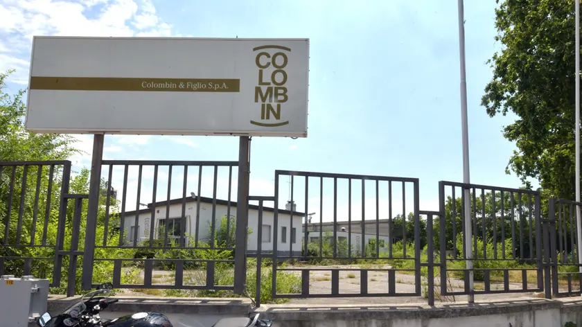 La sede della ex Colombin, in via dei Cosulich Natale, dove si è consumata la tentata rapina FOTO BRUNI