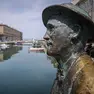 La statua dedicata a James Joyce. Nel fotoservizio di Andrea Lasorte dagli hotel ai gadget dedicati allo scrittore irlandese