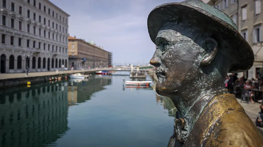 La statua dedicata a James Joyce. Nel fotoservizio di Andrea Lasorte dagli hotel ai gadget dedicati allo scrittore irlandese
