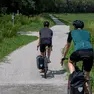 In bici lungo il tratto di ciclabile dell’Isonzo tra la Cona e Pieris. Foto Katia Bonaventura