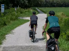 In bici lungo il tratto di ciclabile dell’Isonzo tra la Cona e Pieris. Foto Katia Bonaventura