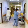 Infermieri al lavoro nella corsia di un ospedale