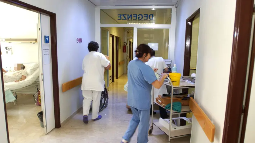 Infermieri al lavoro nella corsia di un ospedale