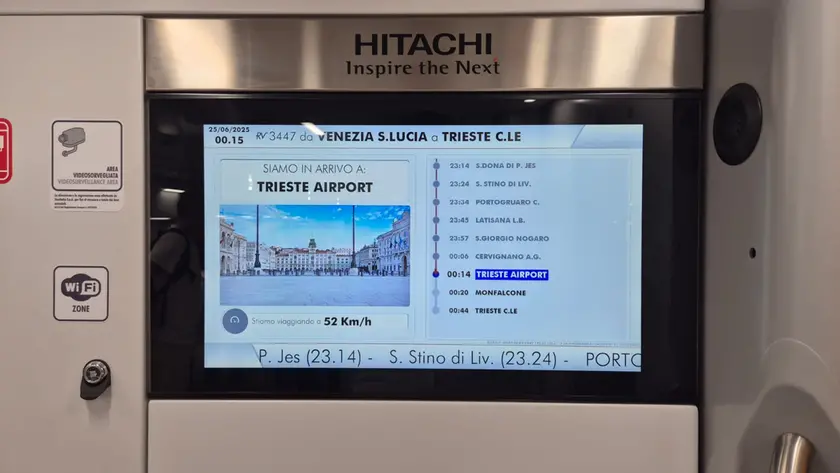 La stazione di Ronchi-Trieste Airport con la foto di piazza Unità, ora corretta