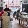 Un mix di residenti e visitatori nel Bar Creperie Armagnac di Oxana (fotoservizio Lasorte)