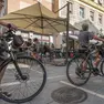 Turisti in bicicletta nel centro di Trieste Foto Lasorte