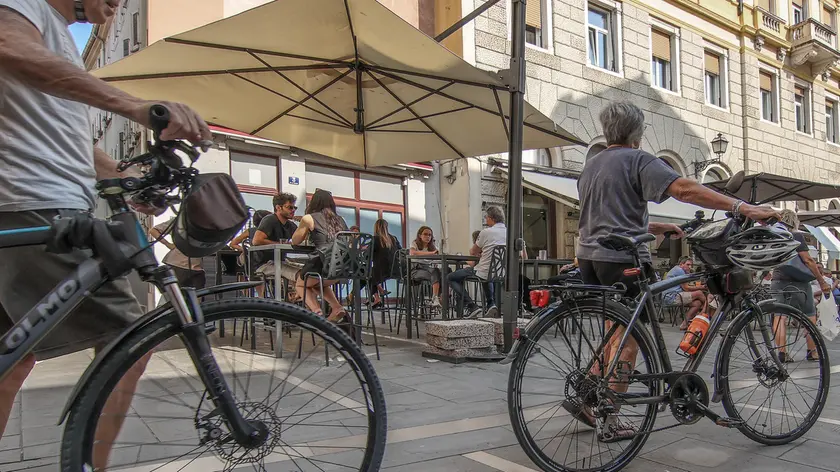 Turisti in bicicletta nel centro di Trieste Foto Lasorte