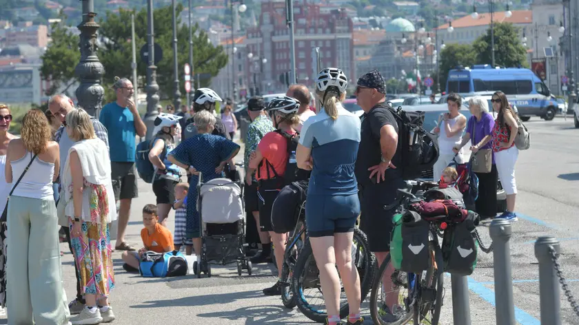 Un gruppo di turisti sulle Rive ormai ritrovo di crocieristi. Foto Bruni