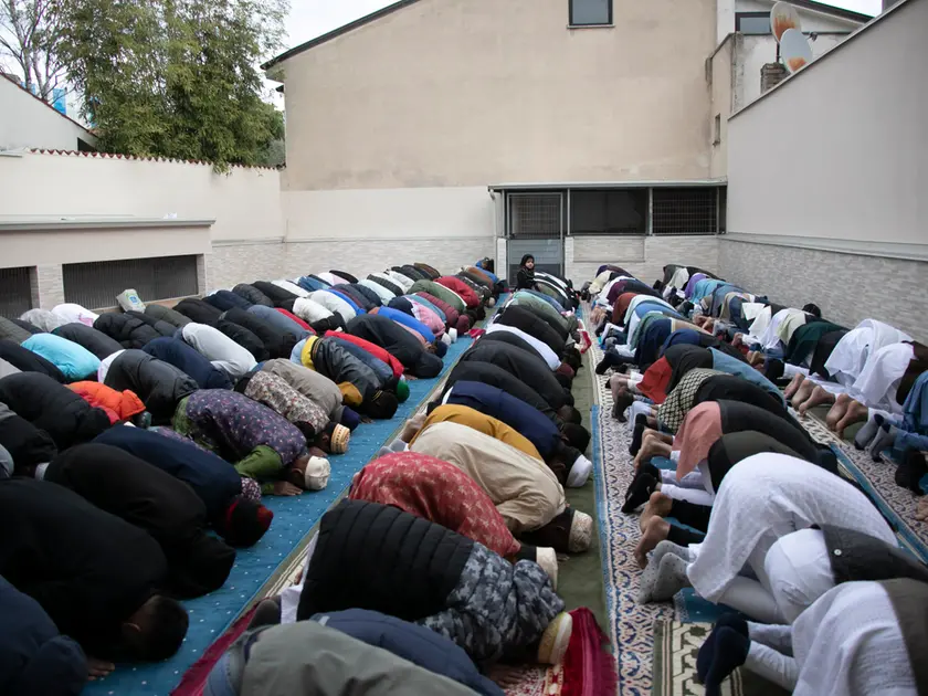 Esponenti della comunità islamica in preghiera durante il Ramadan