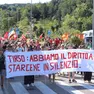 Lo striscione esposto dai partecipanti al corteo venerdì mattina a Muggia. Foto Andrea Lasorte