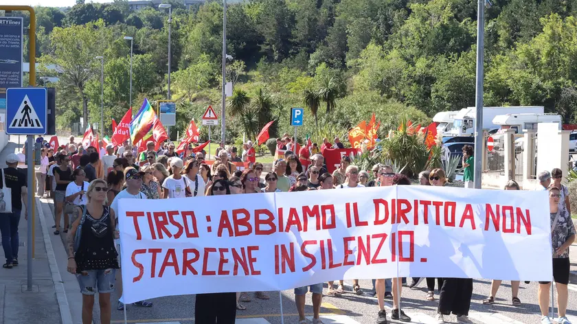 Lo striscione esposto dai partecipanti al corteo venerdì mattina a Muggia. Foto Andrea Lasorte
