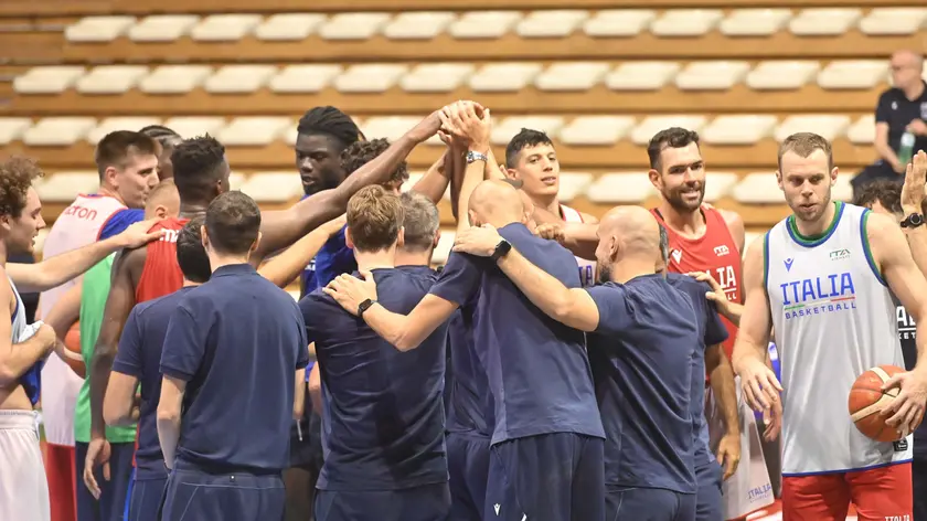 L’Italbasket al termine della sessione di allenamento sul parquet del PalaRubini Foto Bruni