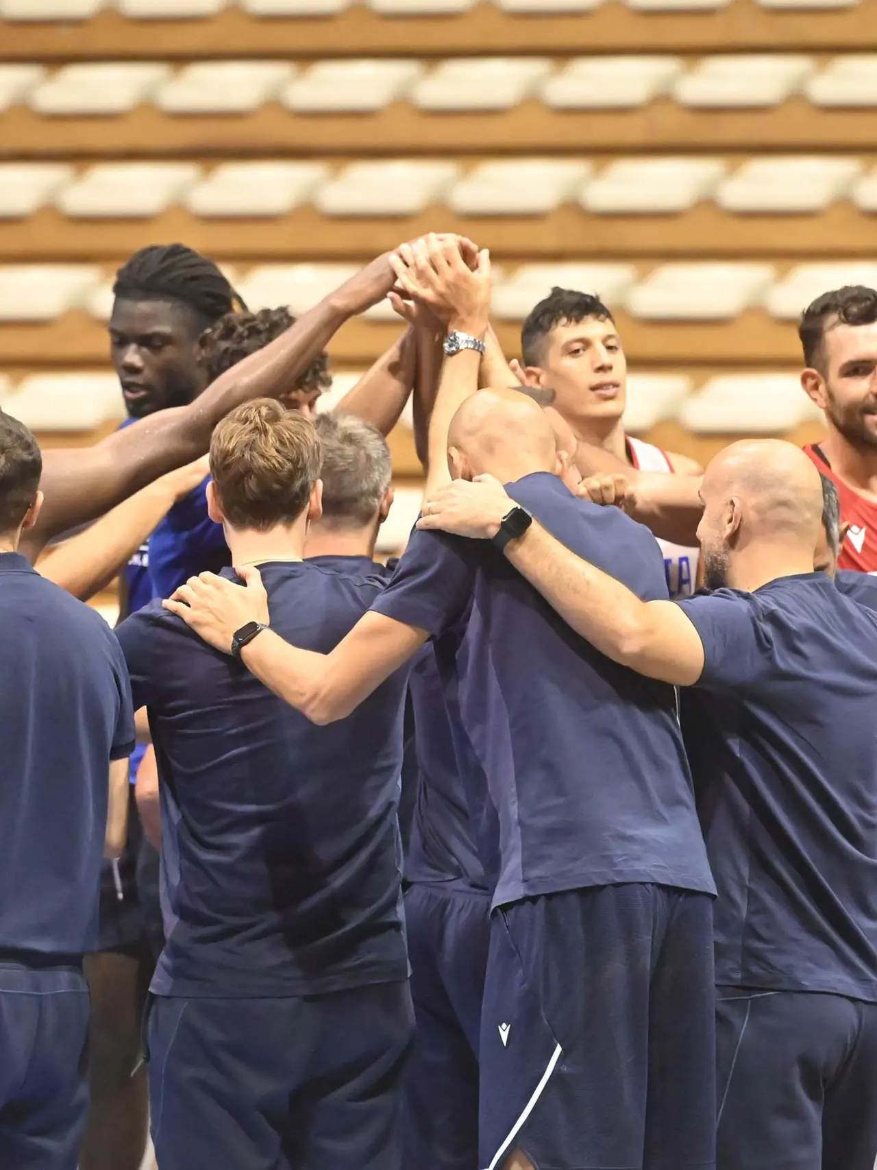 L’Italbasket al termine della sessione di allenamento sul parquet del PalaRubini Foto Bruni
