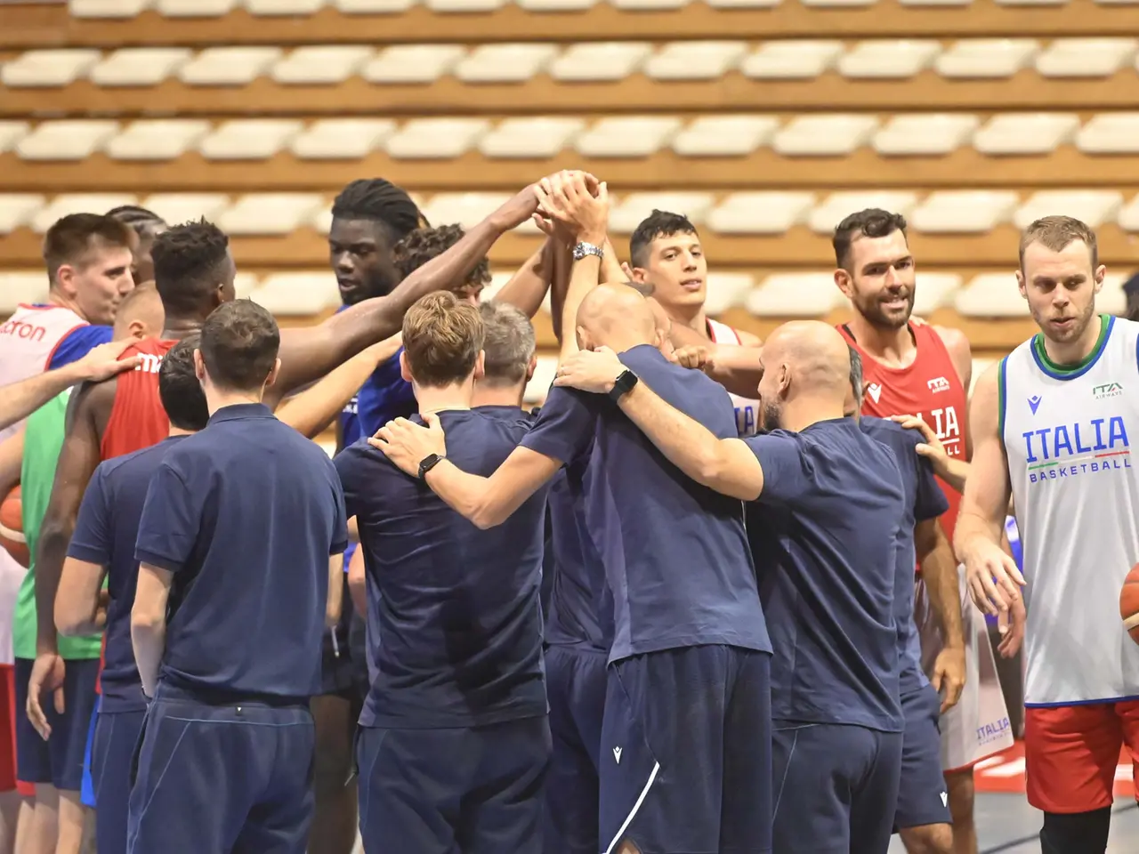 L’Italbasket al termine della sessione di allenamento sul parquet del PalaRubini Foto Bruni