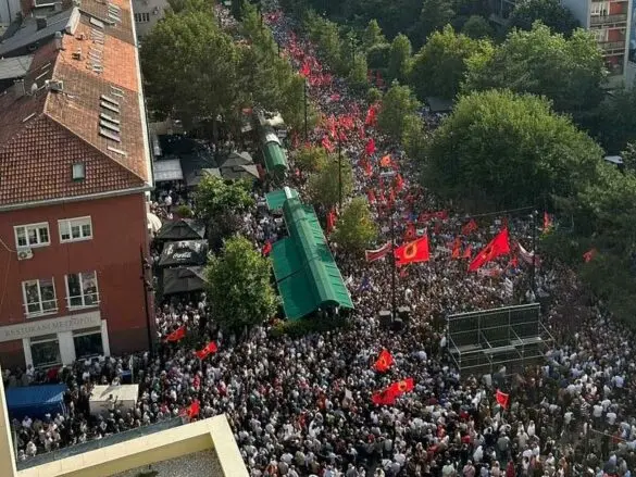 Migliaia di persone a Pristina protestano contro il processo indetto dalle Kosovo Specialist Chambers