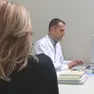 Un medico di base compila una prescrizione dopo una visita