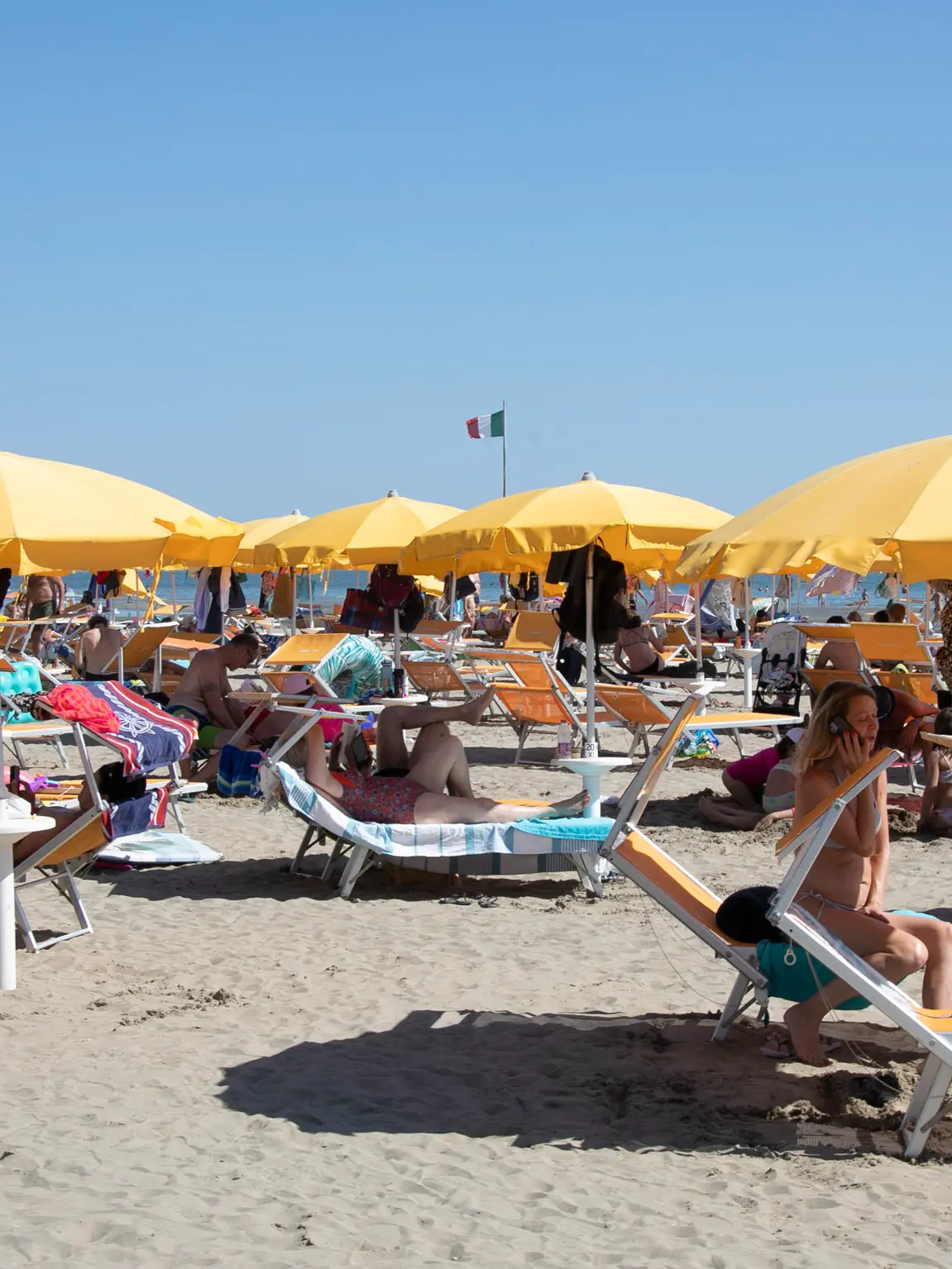 Relax sotto l’ombrellone nel comprensorio Git di Grado. Foto Bonaventura