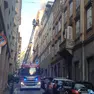 Le fiamme dall'appartamento di via Crispi